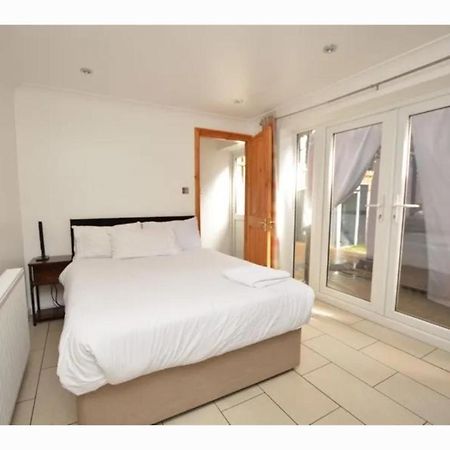 Travel Legend Stays 1 Bedroom Place With Hot Tub Farnham Royal Екстер'єр фото