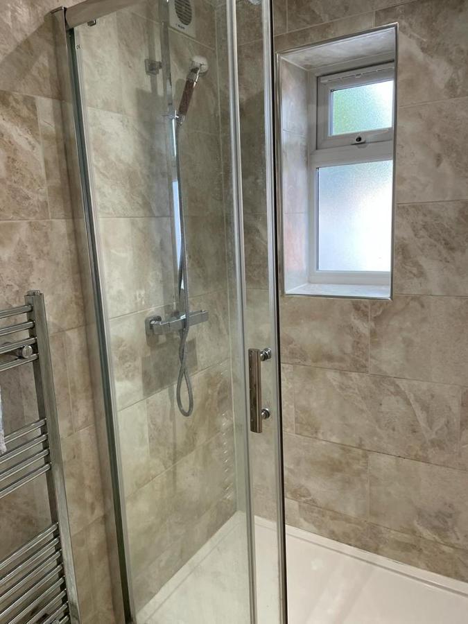 Travel Legend Stays 1 Bedroom Place With Hot Tub Farnham Royal Екстер'єр фото