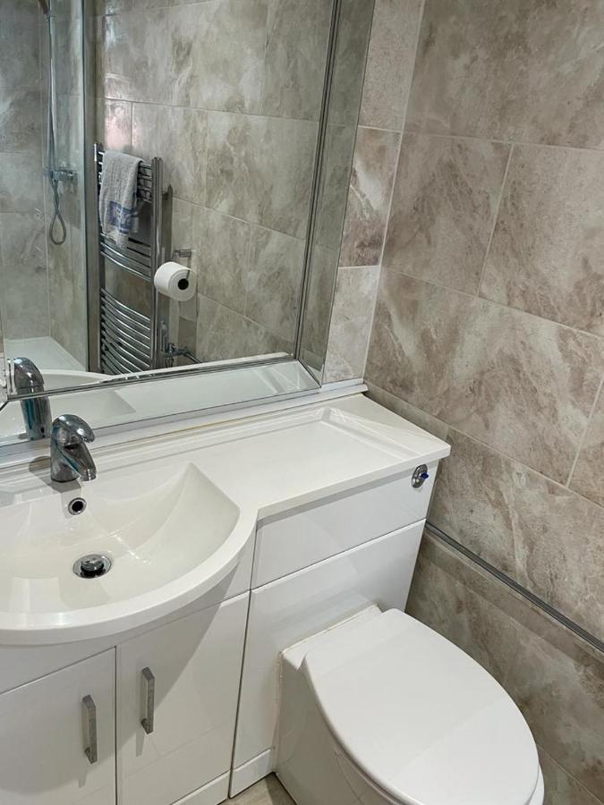 Travel Legend Stays 1 Bedroom Place With Hot Tub Farnham Royal Екстер'єр фото